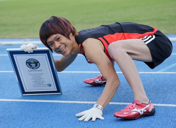 Kenichi Ito Lari 100 Meter Guna Kaki dan Tangan