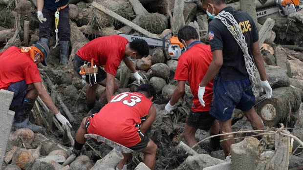 Rescuers dig up bodies Philippines typhoon