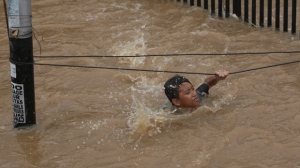 Soldiers deployed to help flood victims Indonesia