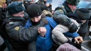 Moscow police detain supporters anti-gay law
