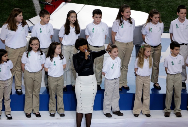 Jennifer Hudson sings with Sandy Hook students 