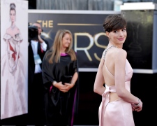 Actress Anne Hathaway wins best supporting actor