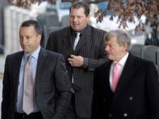 Former Major League Baseball pitcher Roger Clemens, centre, accompanied by his lawyers, Michael Attanasio, left, and Rusty Hardin, arrives at court in Washington, D.C., on Wednesday, Dec. 8, 2010. (AP/Charles Dharapak)