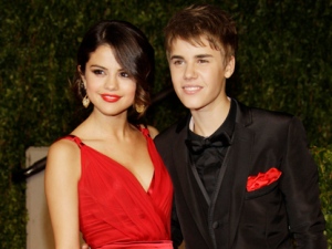 Justin Bieber and Selena Gomez arrive at the Vanity Fair Oscar Party at the Sunset Tower in Los Angeles, Calif., on Sunday, Feb. 27, 2011. (AP Photo/Carlo Allegri)
