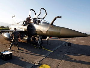 French military ground crews prepare a Mirage 2000 jet fighter for a mission to Libya, at Solenzara 126 Air Base, Corsica island, Mediterranean Sea, Wednesday, March 23, 2011. (AP Photo / Francois Mori)