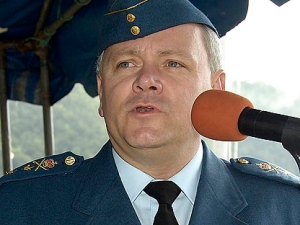 Then Major-General Charles Bouchard, give a welcome speech at a graduation ceremony in Jamaica in 2006.(THE CANADIAN PRESS/HO, DND - M.Cpl. France Huard)