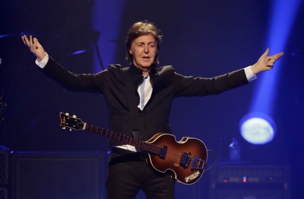 McCartney leaves guitar pick on visit to Graceland
