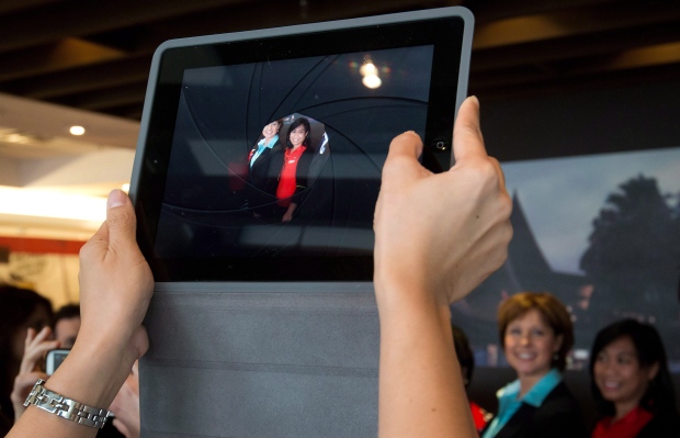About 1 in 3 Canadians own a tablet, poll suggests
