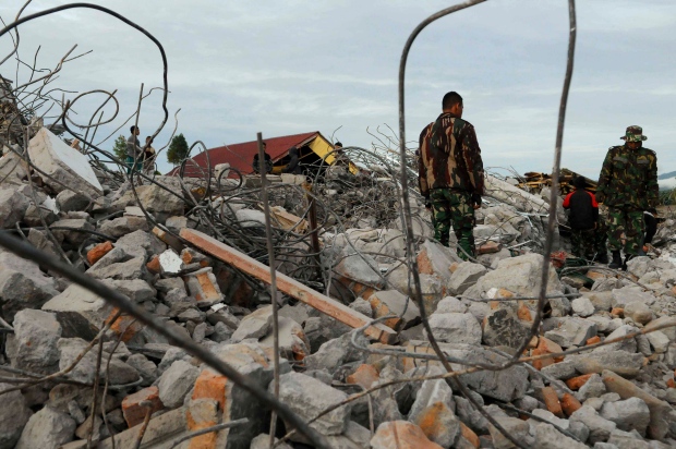 Indonesia searches for victims deadly earthquake
