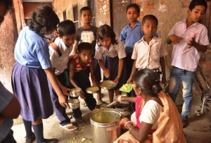 Children die after eating tainted free lunch India