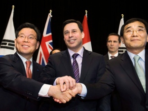 Mr. Sung Ha Chi, CFO of Samsung C&T Corporation, left, Brad Duguid, Minister of Energy and Infrastructure, centre, Dalton McGuinty, Premier of Ontario, back centre, and Mr. Chan-Ki Jung, Executive Vice President for KEPCO, right, pose for a photograph after signing an agreement that will bring more green energy to Ontario, on Thursday, Jan. 21, 2010 in Toronto. (THE CANADIAN PRESS/Nathan Denette)