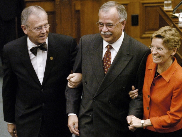Liberal MPPs Kathleen Wynne, right, and Bruce Crozier, left, escort newly appointed Ontario Legislature Speaker Mike Brown in Queen's Park in Toronto Tuesday, October 11, 2005. (CP PHOTO/Aaron Harris)