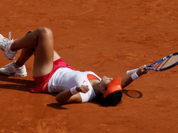 China's Li Na falls in the clay as she defeats Italy's Francesca Schiavone during their women's final match for the French Open tennis tournament at the Roland Garros stadium, Saturday June 4, 2011 in Paris. (AP Photo/Michel Spingler)