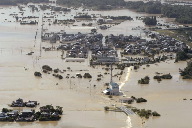 Powerful typhoon lashes Japan, causing floods 