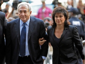 Former International Monetary Fund leader Dominique Strauss Kahn, left, enters Manhattan criminal court as he arrives with his wife Anne Sinclair, for his arraignment proceedings on charges of sexually assaulting a Manhattan hotel maid Monday, June 6, 2011, in New York. The French economist and diplomat has said he's innocent. (AP Photo/ Louis Lanzano)