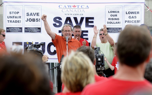CAW president Buzz Hargrove speaks to union members at the blockade at the General Motors Canadian headquaters in Oshawa, Ontario on Sunday, June 8, 2008. (Aaron Harris / THE CANADIAN PRESS)