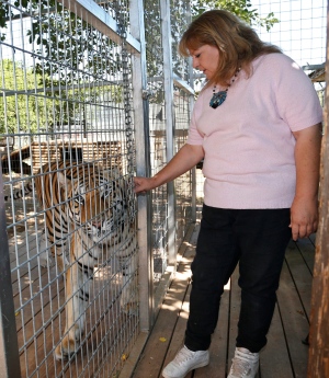 Woman mauled by tiger at Oklahoma zoo