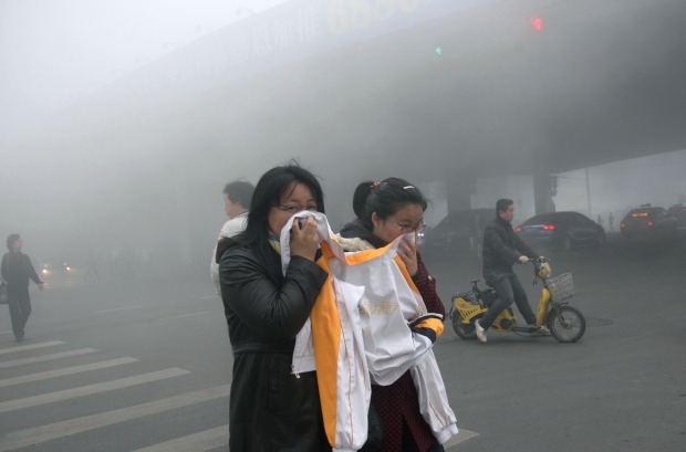 Super smog in China closes schools, cancels flight