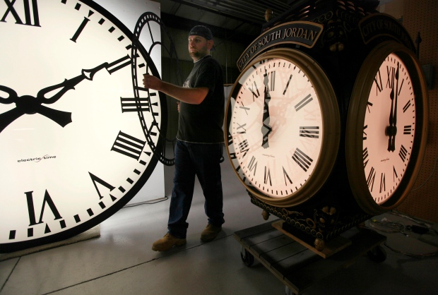 Daylight savings time clocks go back Ontario