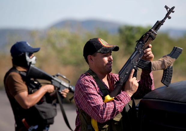 Mexico vigilantes enter town