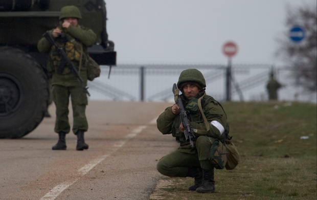 Gunmen block road to military airport in Crimea