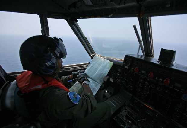 Crew searches for missing Malaysia Airlines plane