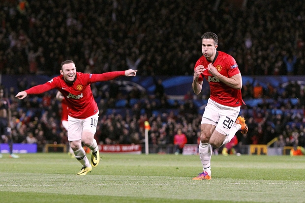 Wayne Rooney and Robin van Persie celebrate goal