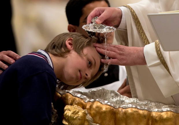 Pope baptizes 10 people for Easter