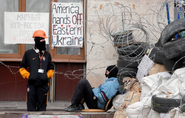 Ukraine insurgents fortify barricades