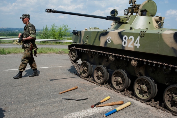 Ukrainian forces block road near Slovyansk