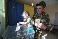 Ukrainian soldier votes in presidential election