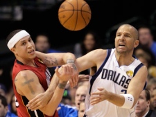 Dallas Mavericks' Jason Kidd, right, and Miami Heat's Mike Bibby go after a ball during the first half of Game 3 of the NBA Finals basketball game Sunday, June 5, 2011, in Dallas. (AP Photo/Mark Humphrey) 