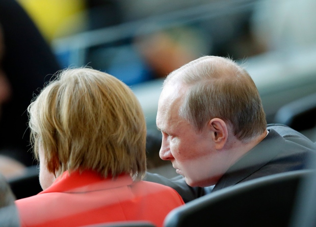 Vladimir Putin and German Chancellor Angela Merkel