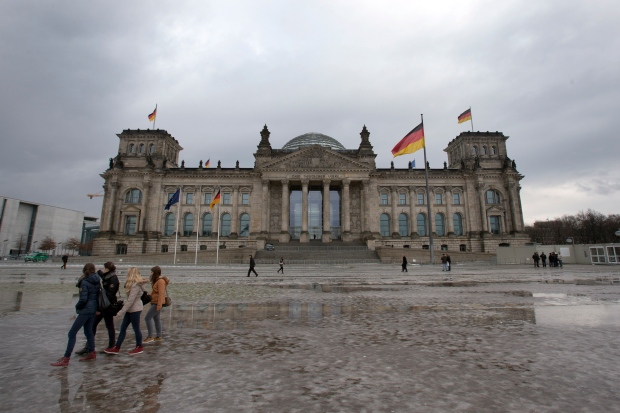 Molotov cocktail thrown at Reichstag in Berlin