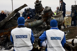 Workers remove wreckage of Malaysia Airlines plane