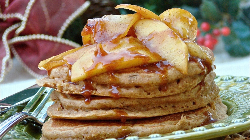 Looneyspoons Recipe: Gingerbread Pancakes with Caramelized Apples
