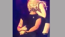 Madonna kisses Drake