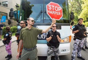 Harper, protest, Montreal