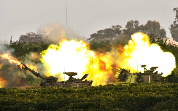 An Israeli army mobile artillery piece fires towards targets in the Gaza Strip, from the Israel side of the border with Gaza, southern Israel, Saturday Jan. 17, 2009. (AP / Bernat Armangue)