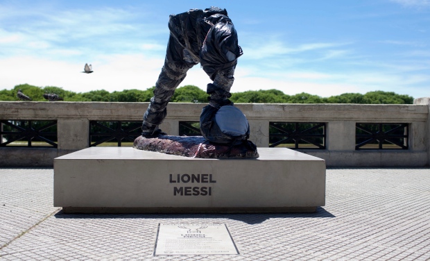Messi statue