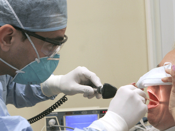A doctor, wearing protective gear, examines a patient during a swine flu detection procedure at the San Rafael Hospital in Alajuela, Costa Rica, Tuesday, May 5, 2009 (AP Photo / Kent Gilbert)