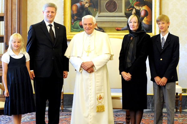 Prime Minister Stephen Harper and his family pose for a photo with Pope Benedict XVI during a private audience at the Vatican, on Saturday, July 11, 2009. (AP / Tiziana Fabi, POOL)