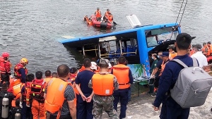 Bus crashes into lake in China 
