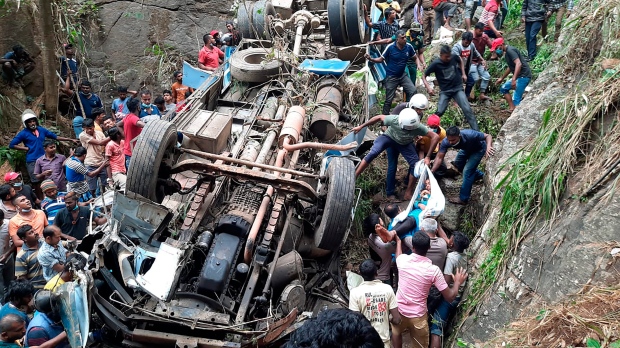 bus-crash-in-central-sri-lanka-kills-14-people-injures-31