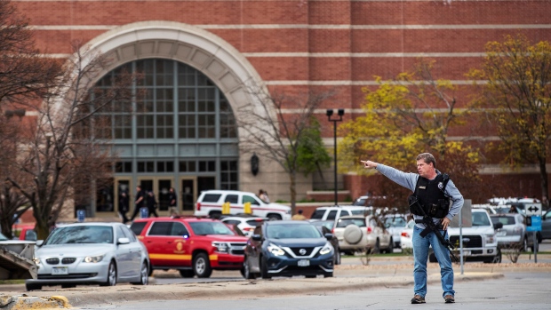 El asesinato de una persona en un tiroteo en el Omaha Mall hace que los compradores huyan