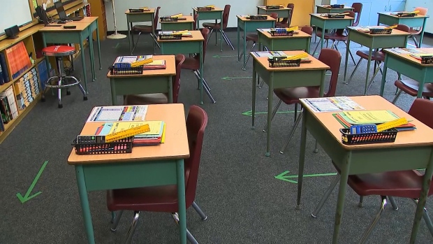 Más de 3,000 casos activos de COVID-19 están vinculados a escuelas públicas de Ontario por primera vez