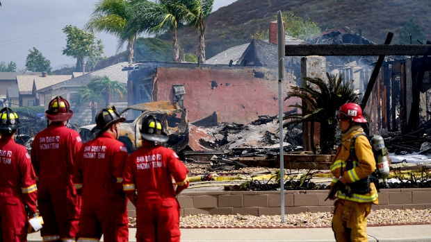 Al menos 2 personas murieron en un accidente aéreo en California que incendió casas