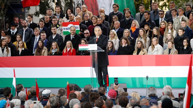 Decenas de miles marchan en Orban en Budapest, Hungría