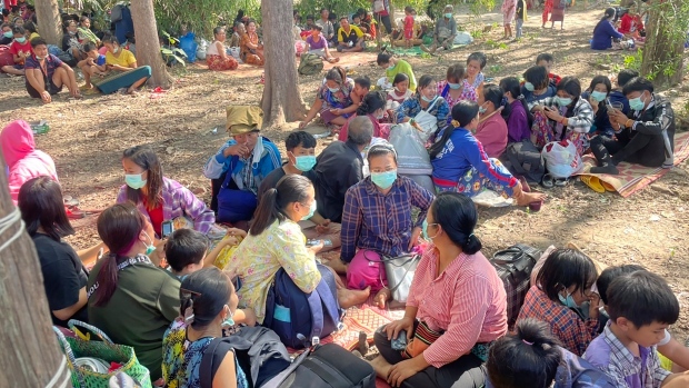 2,500 Myanmar villagers flee army troops into Thailand