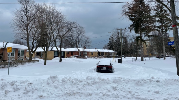 Algunos residentes de Toronto esperan a que las calles se despejen más de 48 horas después de la tormenta de invierno